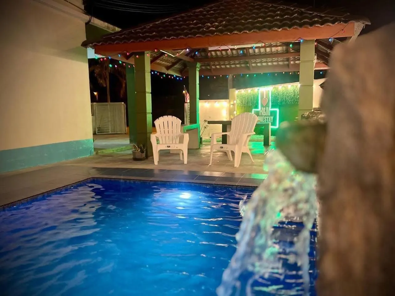 H&M Private Pool Homestay Kampong Ayer Resam